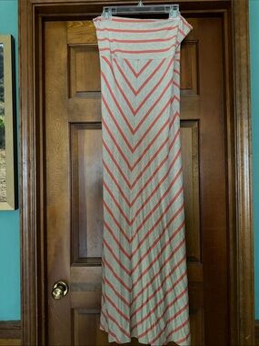 Larry Levine Coral and Cream Chevron Maxi Skirt